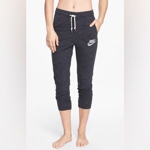 🔥SEND OFFERS🔥 NIKE women’s Capri jogger​